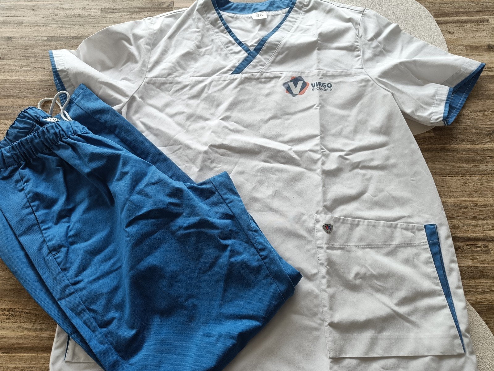Stagepak zorgkundige BP Virgo Secundair Londerzeel, Kleding | Heren, Heren-kledingpakketten, Ophalen, Zo goed als nieuw, Maat 52/54 (L)