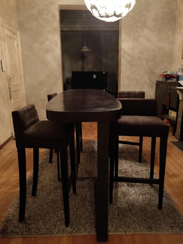 Table et 4 tabourets, chaises hautes