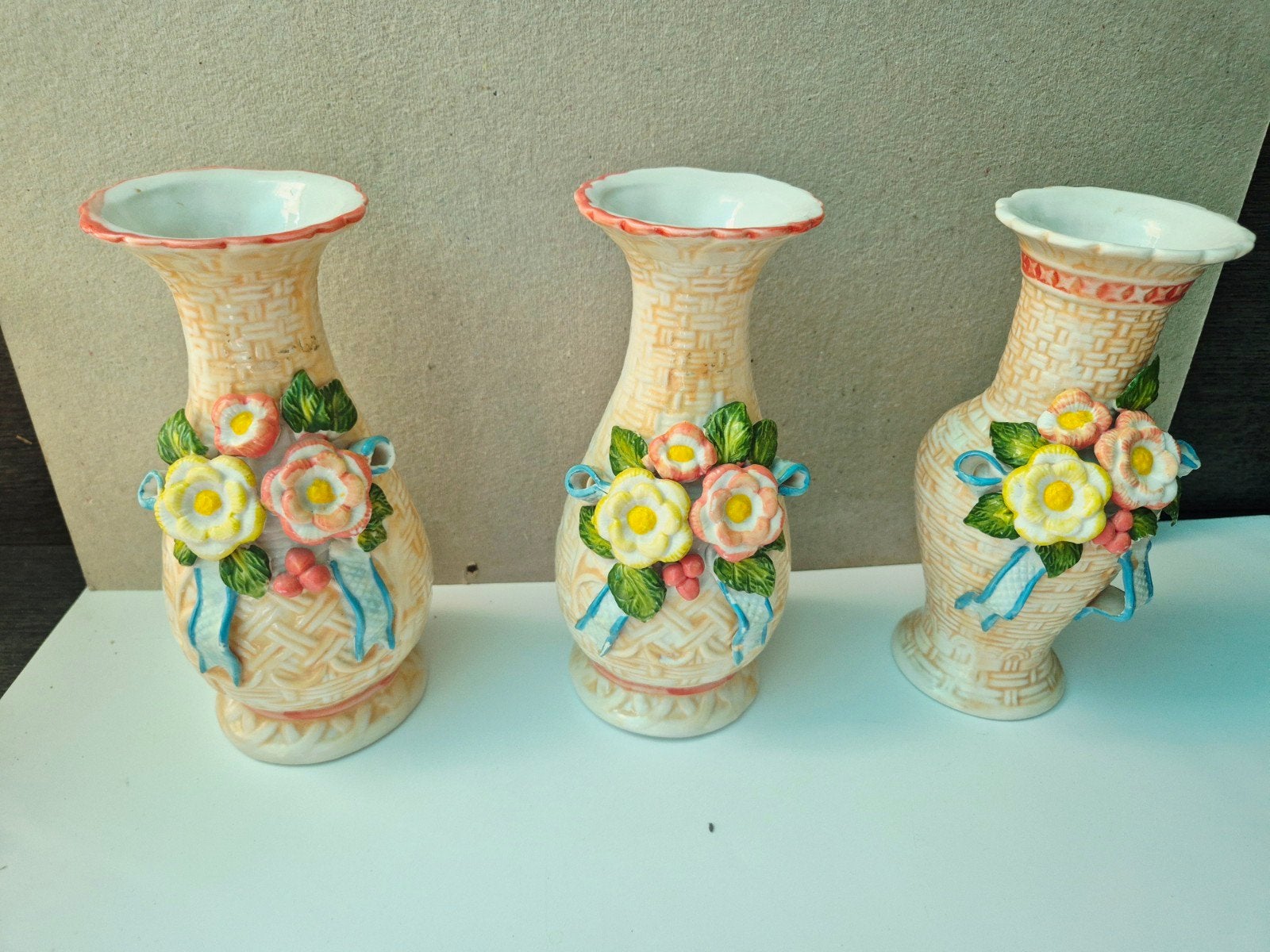 Vintage set van 3 porseleinen vazen met reliëfbloem 21cm h, Ophalen of Verzenden