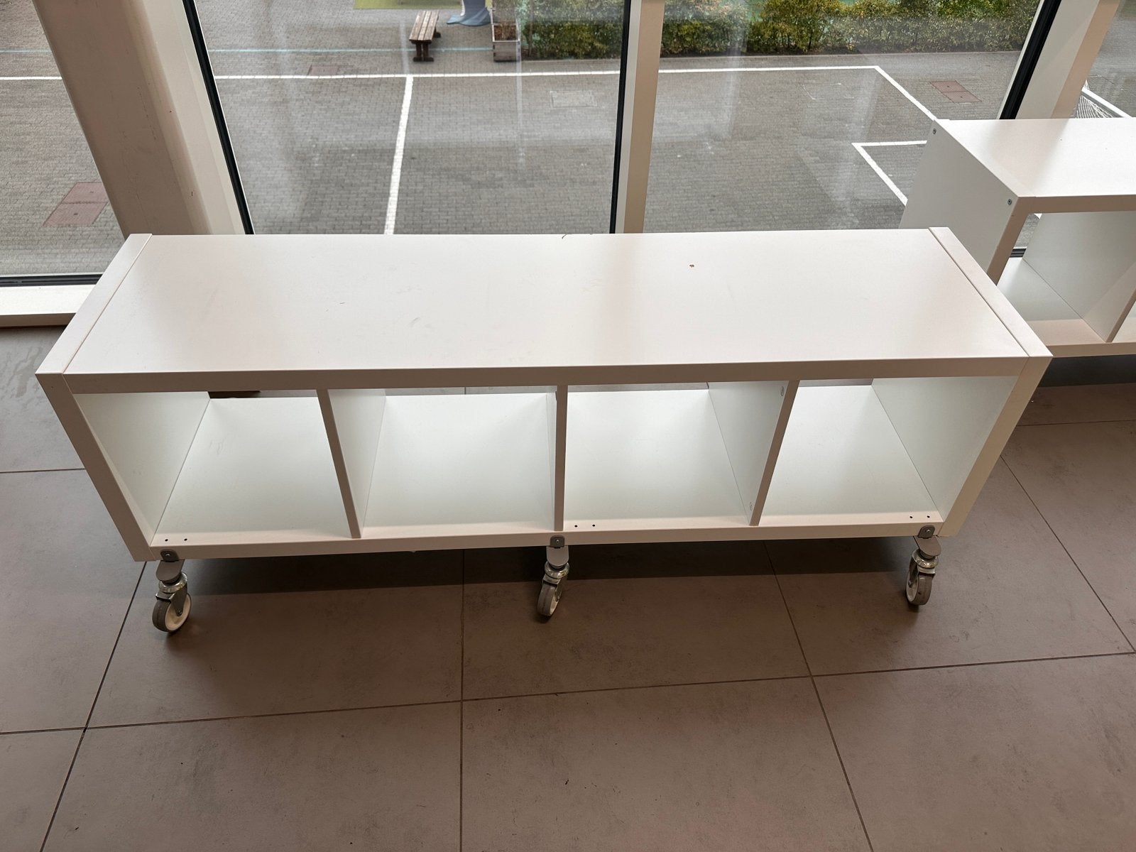 2 Kallax kasten op wieltjes 42 x 147cm, Ophalen, Zo goed als nieuw