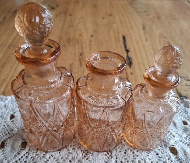 Art Deco roze persglazen parfumflesjes, Val Saint Lambert, Antiek en Kunst, Ophalen of Verzenden