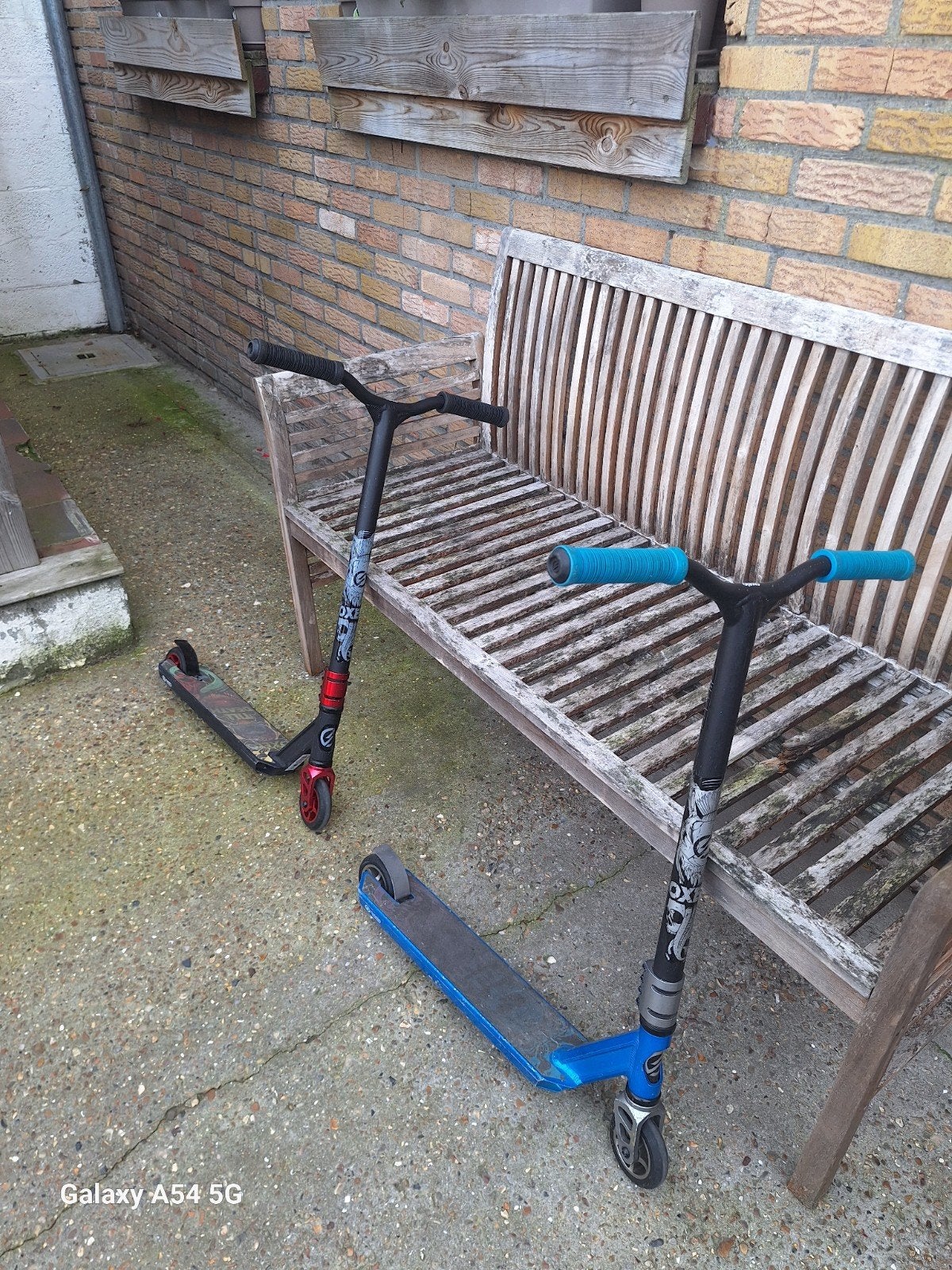 2 stunt steps Decathlon +  3 helmen en beschermings set, Ophalen, Gebruikt