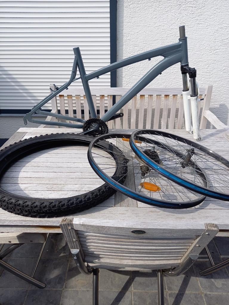 CADRE + FOURCHE + ROUES + PNEUS + ACCESSOIRES POUR VTT 26", Enlèvement