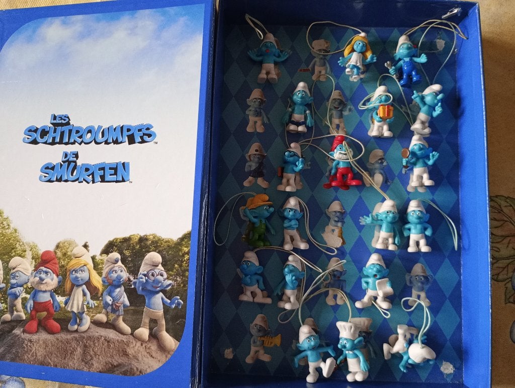smurfen met map ea (2011), Collections, Enlèvement ou Envoi, Utilisé, Différents Schtroumpfs, Poupée, Figurine ou Peluche