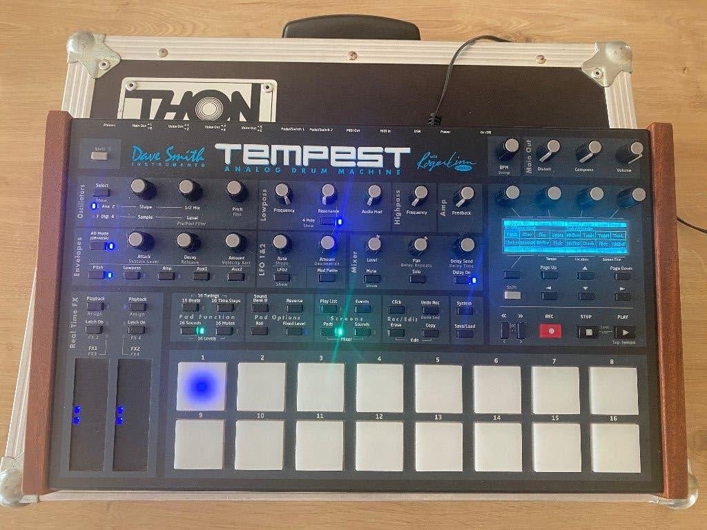 Dave Smith Tempest, Autres marques, Autres nombres, Avec valise ou flightcase, Comme neuf