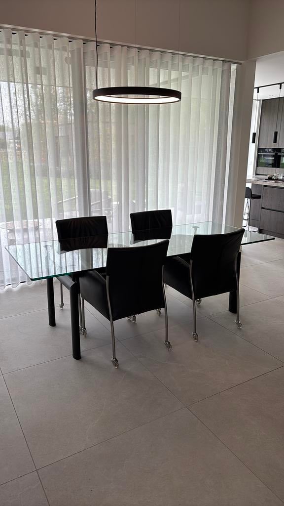 Tafel Le Corbusier met 4 stoelen Joli., Huis en Inrichting, Ophalen, Zo goed als nieuw