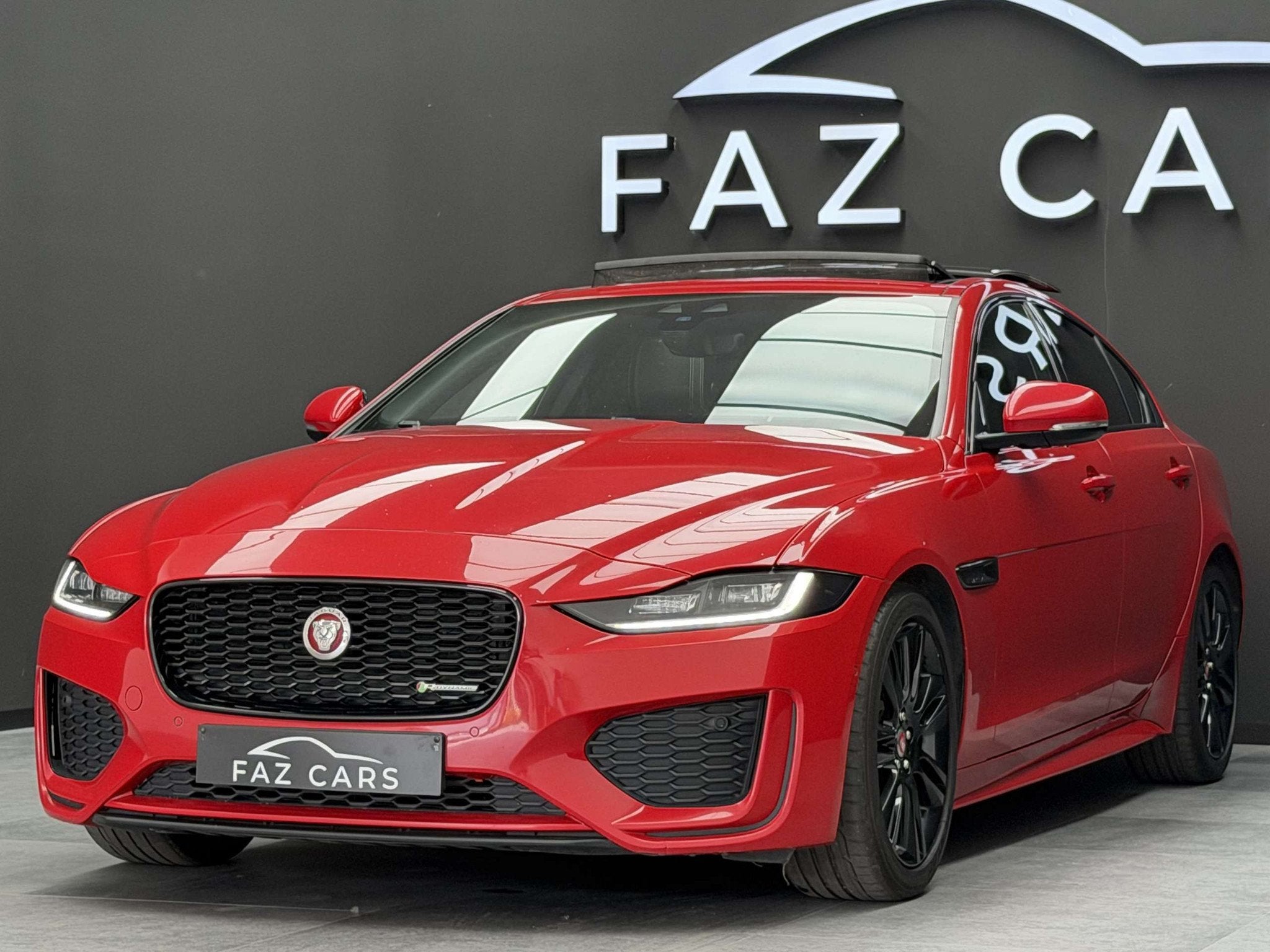 Jaguar XE 2.0 D R-Dynamic SE *CUIR + GPS + CAMÉRA + GARANTI, Auto's, Jaguar, Automaat, 4 deurs, Leder, Bedrijf