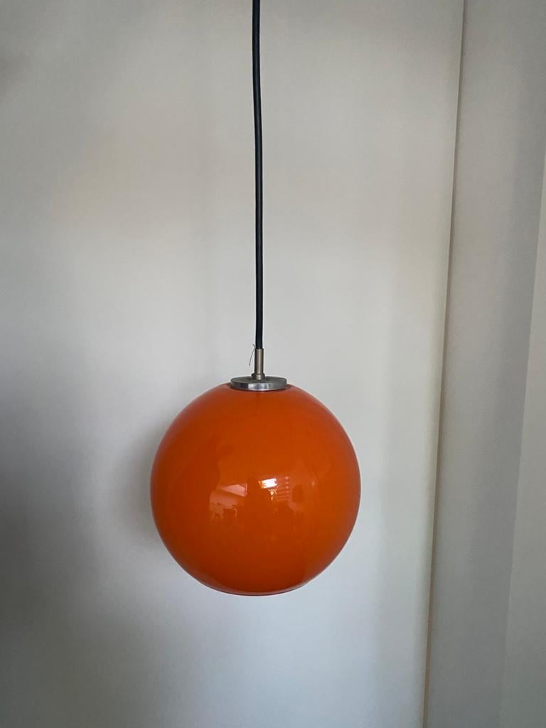 Vintage oranje opaline hanglamp – retro design eye-catcher, Huis en Inrichting, Lampen | Hanglampen, Ophalen, Gebruikt, Glas