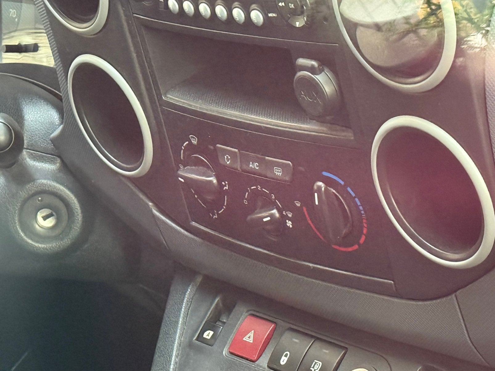 Cotroen Berlingo 1.6Hdi / 3pls. / Airco / Cruise / Trek-Haak, USB, Euro 5, Stof, Zwart