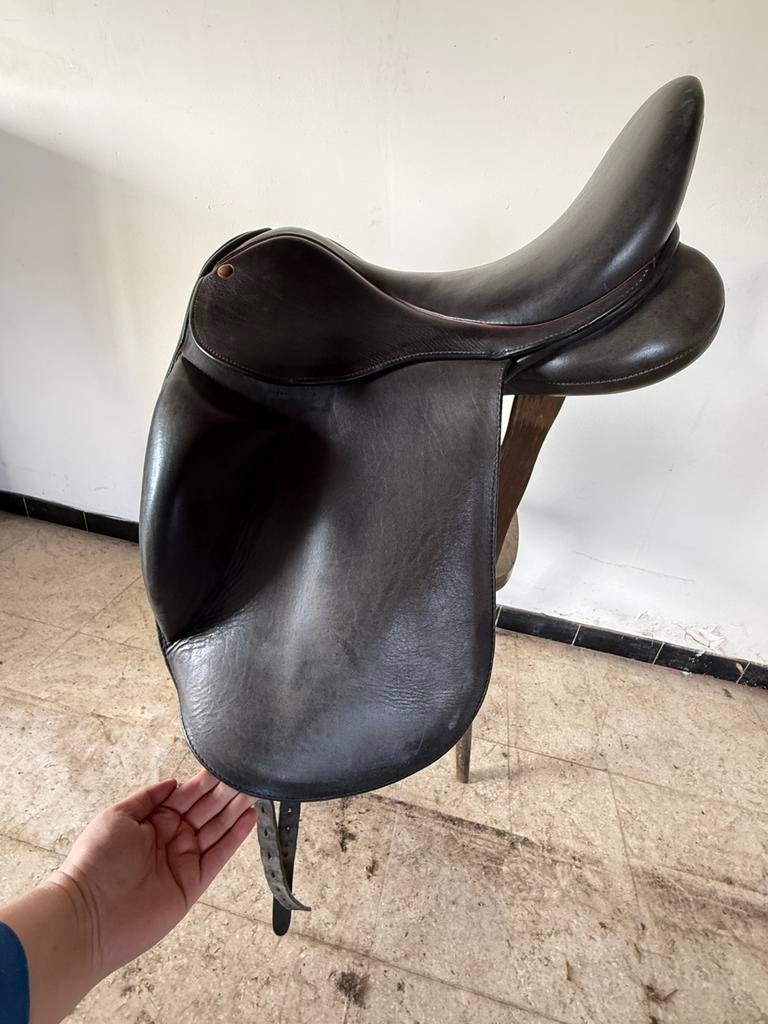 Dressuurzadel 16,5 inch, Dieren en Toebehoren, Paarden en Pony's | Zadels, Ophalen, Zo goed als nieuw