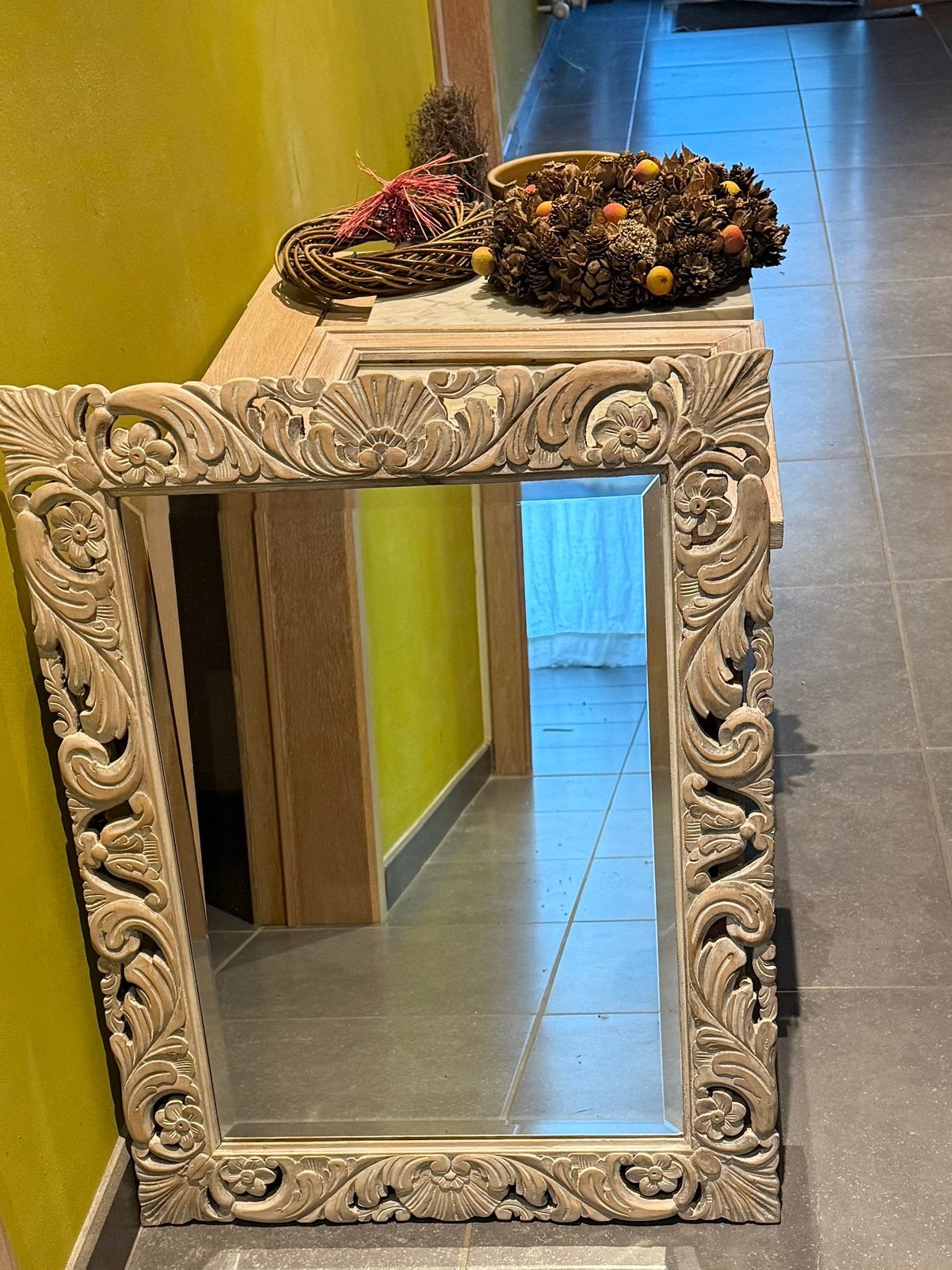 Miroir mural d'ambiance, cadre en bois sculpté à la main, Maison & Meubles, Enlèvement, Comme neuf