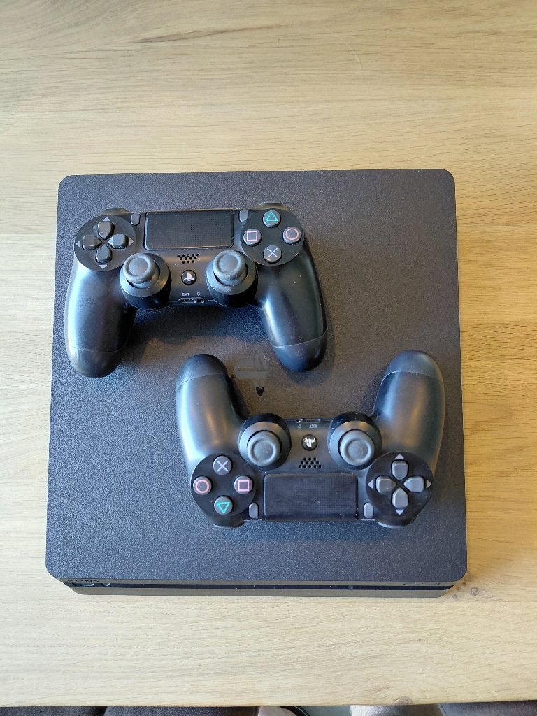 Playstation 4 met 2 controllers, Games en Spelcomputers, Ophalen, 500 GB, Met 2 controllers, Zo goed als nieuw