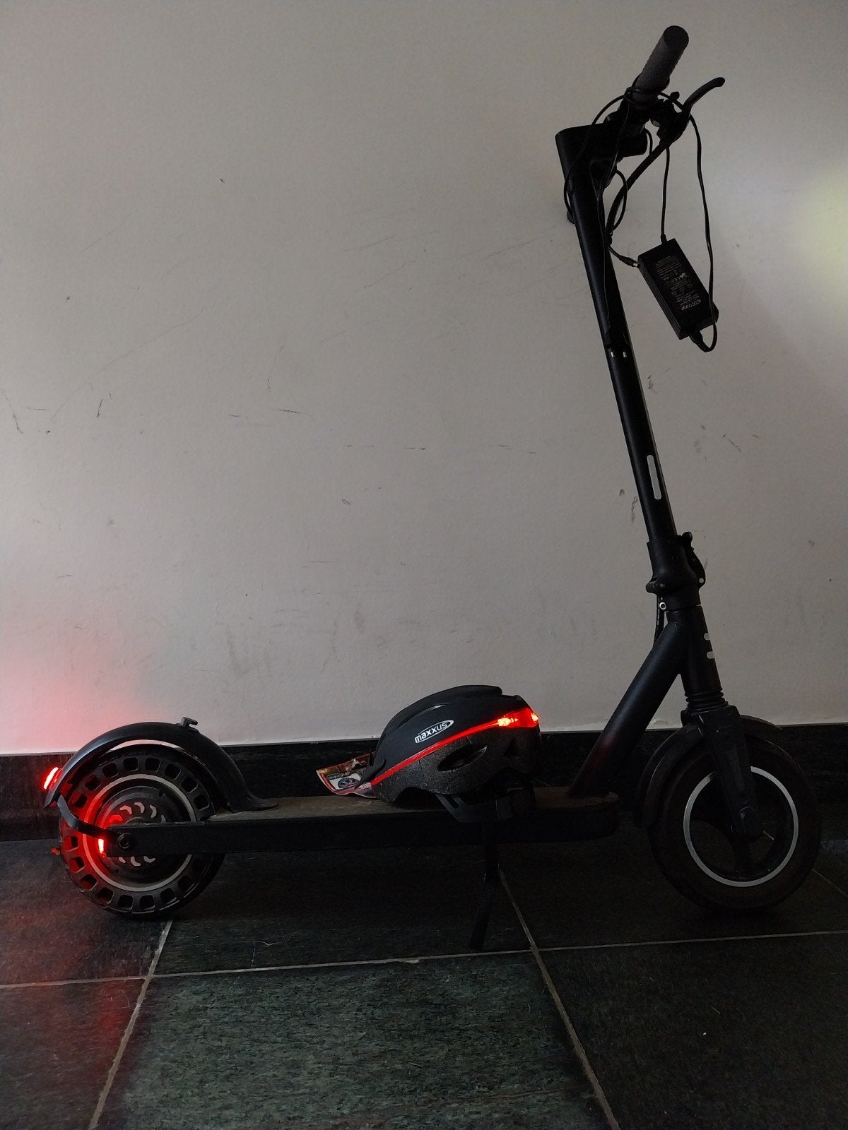 elektrische step met helm en oplader, Fietsen en Brommers, Ophalen