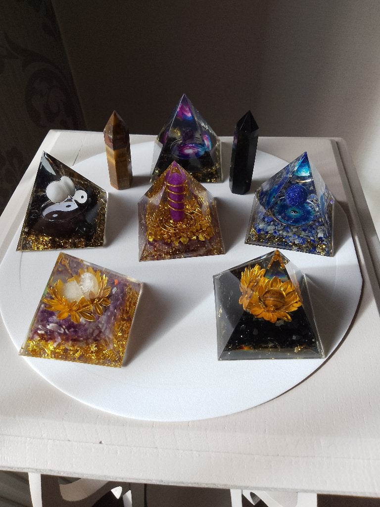 Petites pyramides chakras avec pierres naturelles ( NEUF ), Enlèvement ou Envoi, Neuf, Matériau naturel