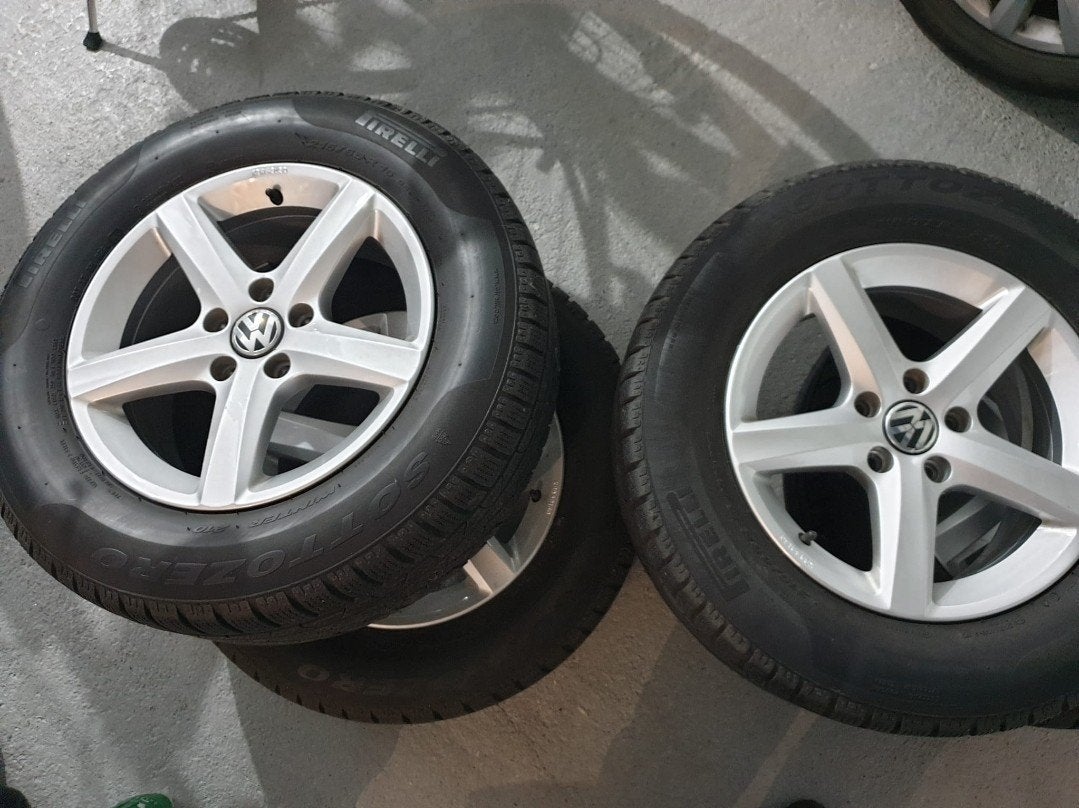 4 jantes alu volkswagen et pneus hiver, Autos : Pièces & Accessoires, Pneus & Jantes, Enlèvement, Pneu(s)