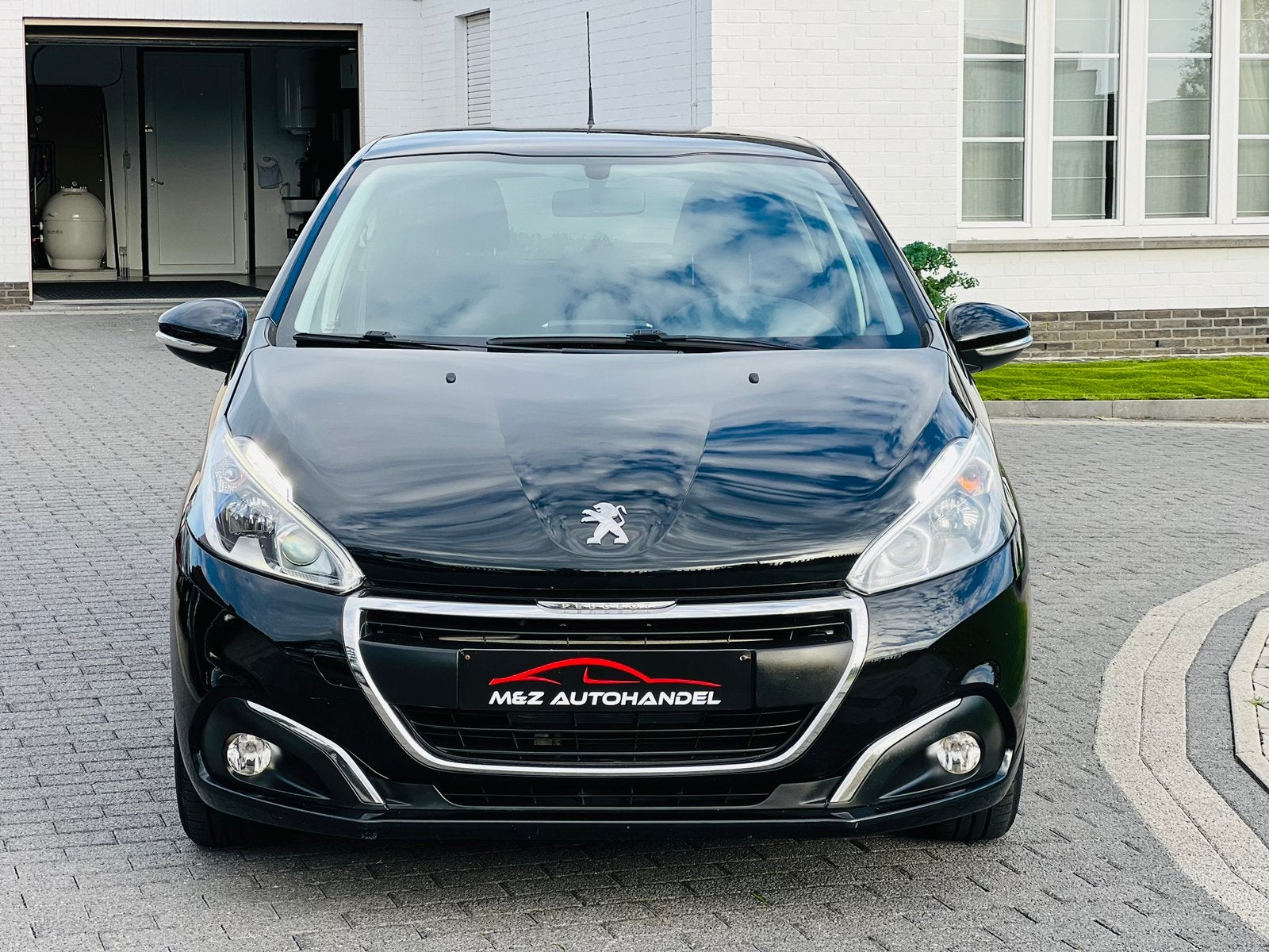 Peugeot 208 1.2i || AUTOMATIC || EURO 6b || 11/2017 || NAVI, Automaat, Euro 6, 1199 cc, Zwart