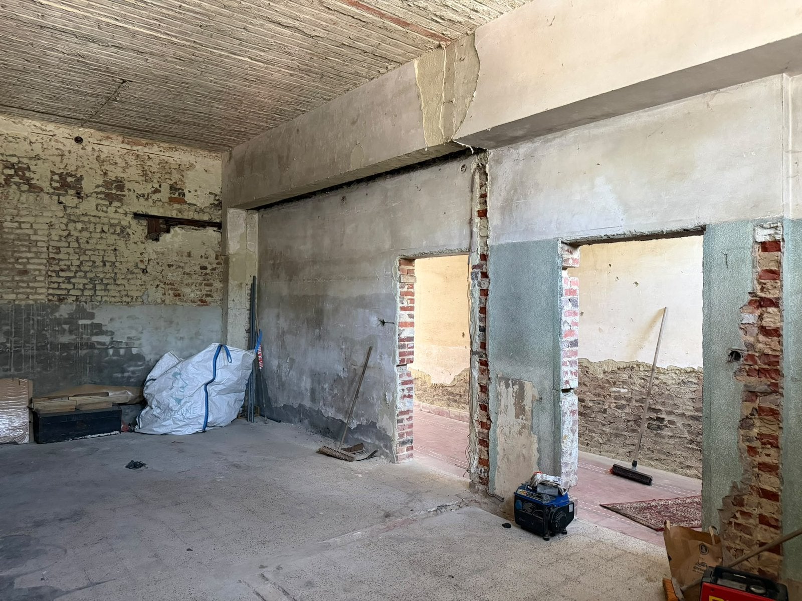 Entrepôt à louer Trazegnies 200carre 50carre plus box marin, Immo
