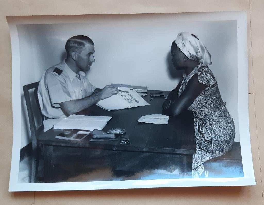OUDE FOTO EERSTE CONGOLESE VROUW DIE SLAAGT BEHALE RIJBREVET, Enlèvement ou Envoi, Photo