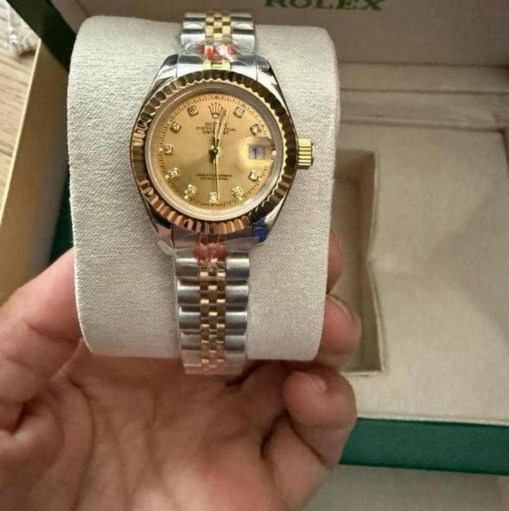 Belle montre pour femme, neuve dans sa boîte, Enlèvement ou Envoi, Acier, Avec strass, Acier