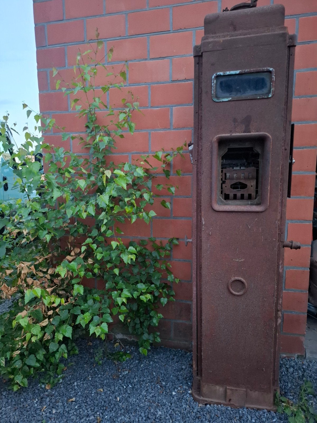 Oude benzinepomp te koop, Ophalen