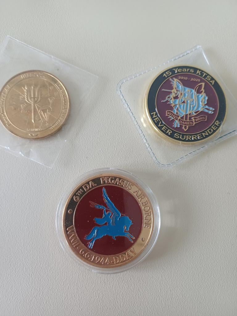3 coins  1 franse sas  1 Dday Pegasus bridge  1 KTSA, Verzamelen, Verzenden