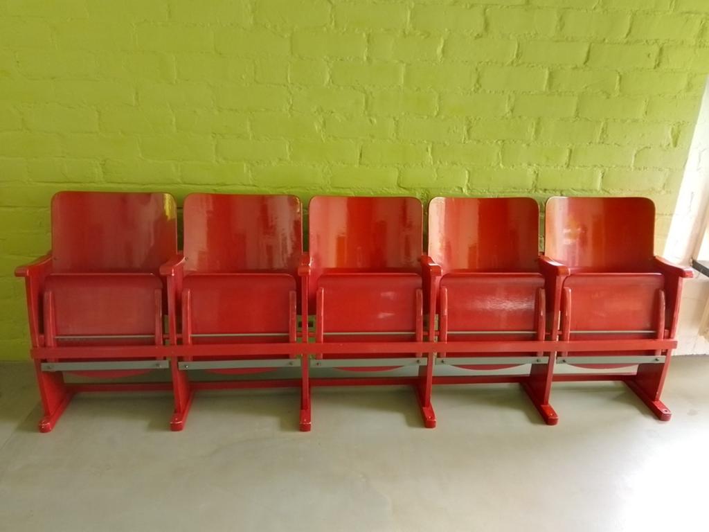 Cinemastoelen kersenrood, Enlèvement