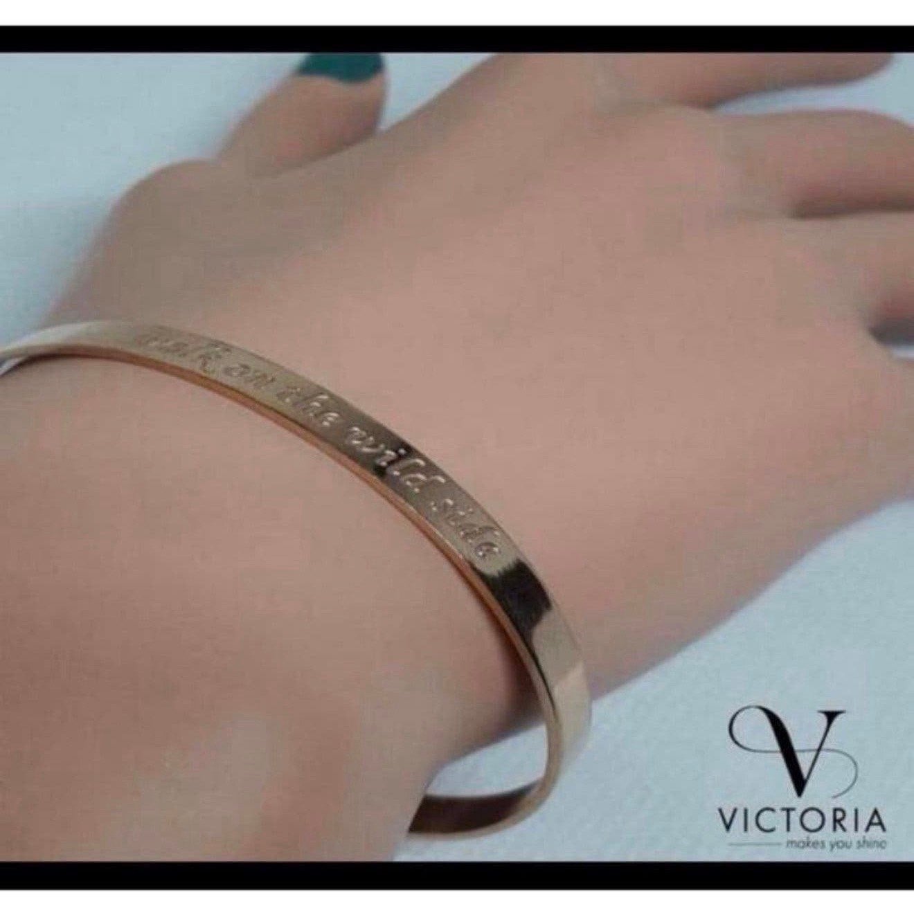 Bracelet Victoria lettres en relief Walk On The Wild Side », Bijoux, Sacs & Beauté, Bracelets, Enlèvement ou Envoi, Neuf, Or, Acier