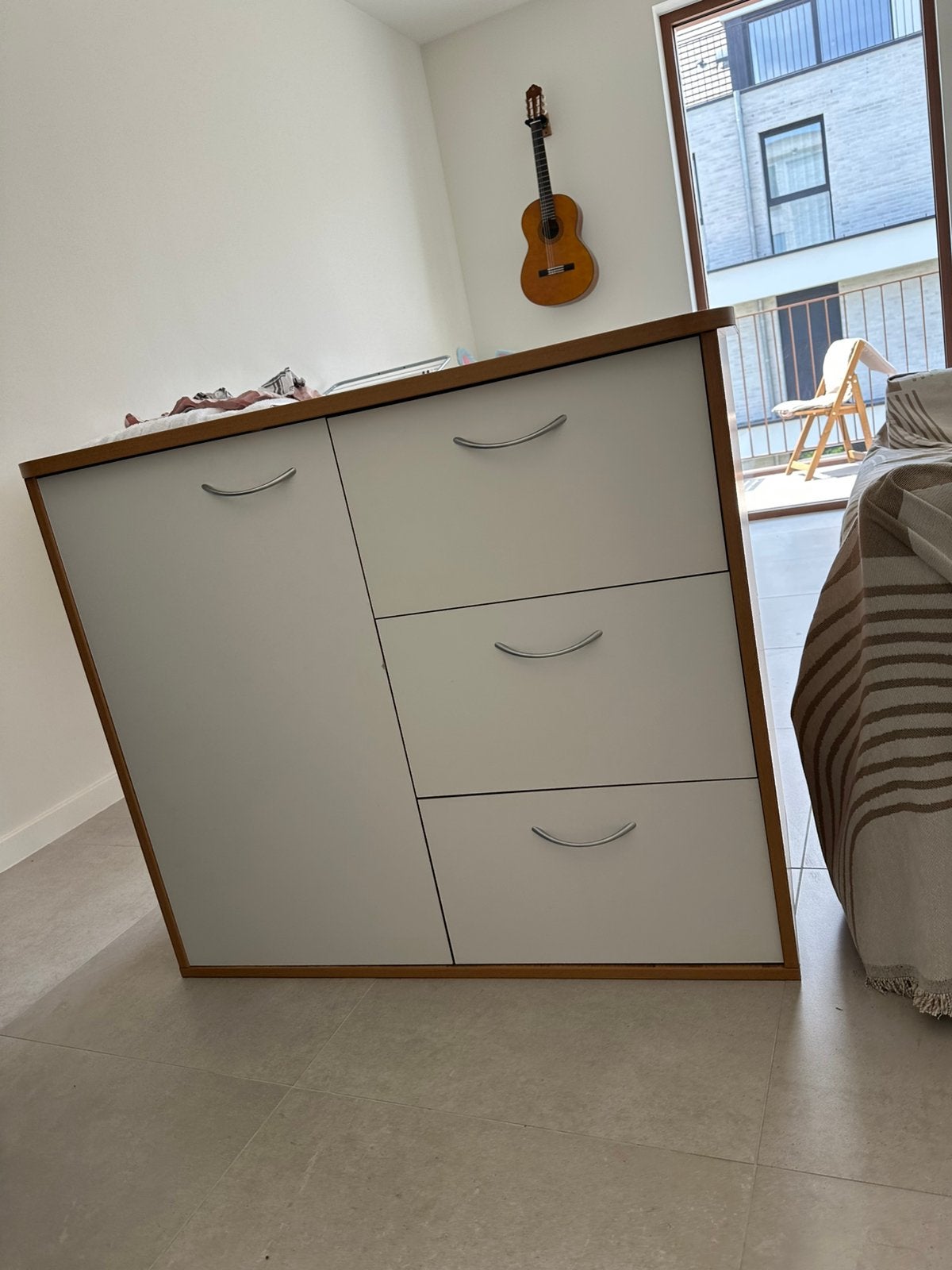 two closets, Ophalen, Zo goed als nieuw