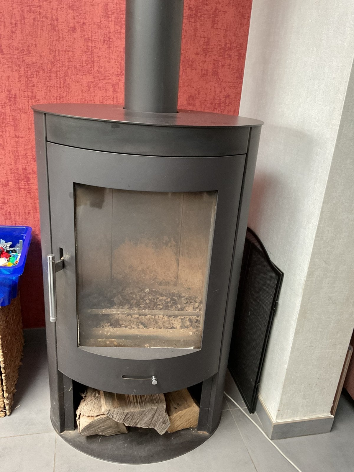 Recente houtkachel met buis én stock hout en kolen, Huis en Inrichting, Kachels, Ophalen, Zo goed als nieuw, Hout, Houtkachel
