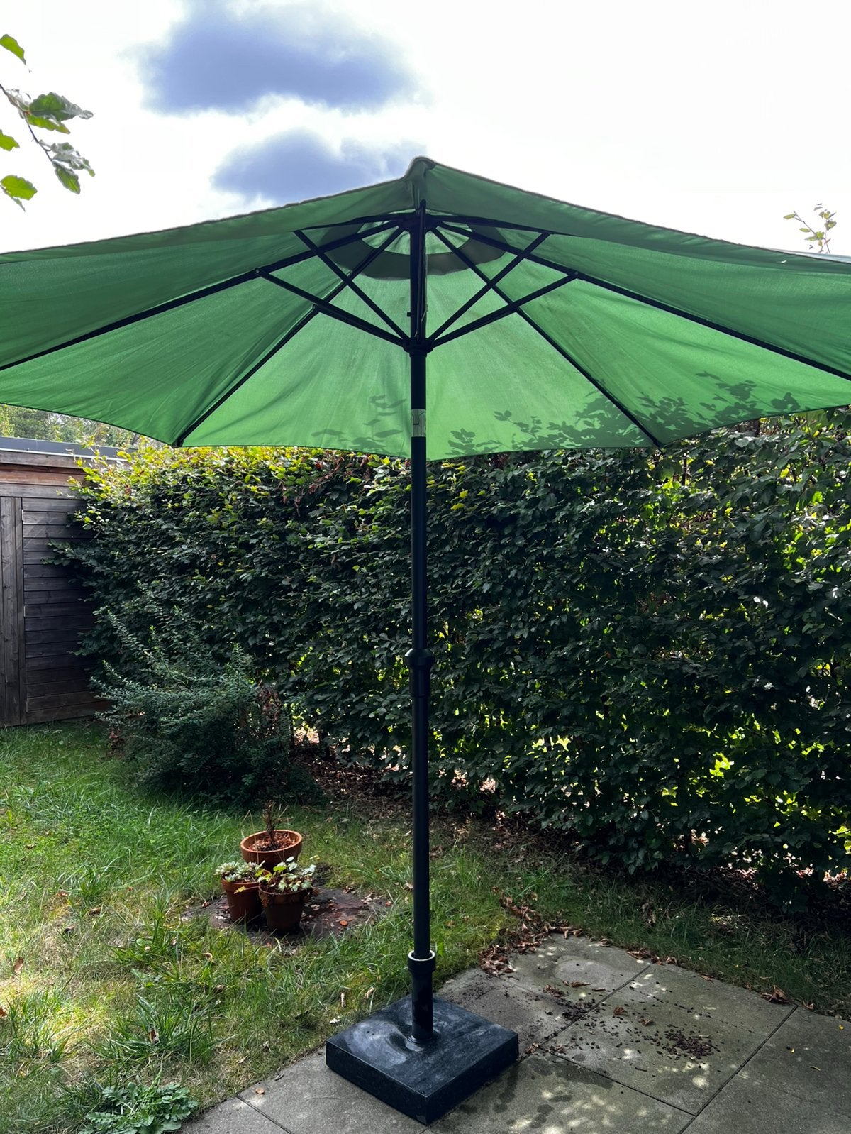 Groene zweefparasol met stevige voet, Ophalen, Gebruikt, Zweefparasol, Verstelbaar