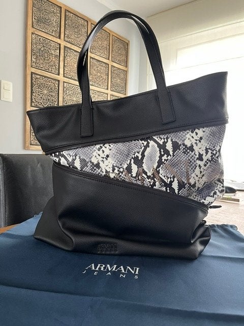 ARMANI JEANS groot shoppertas 2 in 1(2 tassen) zwart NIEUW, Handtassen en Accessoires, Tassen | Damestassen, Ophalen, Nieuw, Zwart