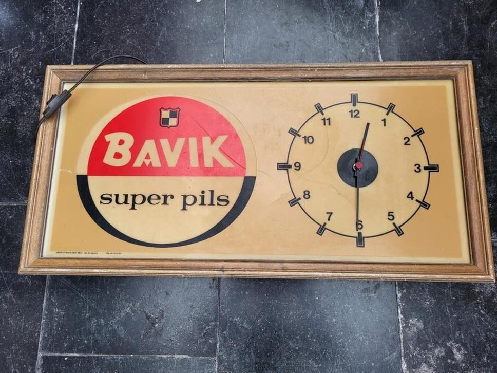 Bavik klok reclame lichtreclame, Huis en Inrichting, Woonaccessoires | Klokken, Ophalen