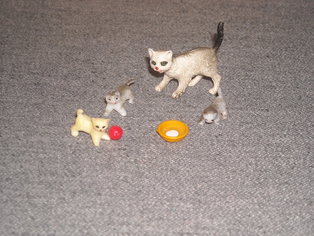 Lundby poes met 3 kittens en melkschoteltje, Ophalen of Verzenden, Gebruikt