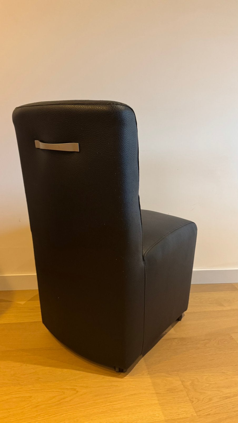 5 chaises de salle à manger noires sur roulettes, Cuir, Enlèvement, Noir, Cinq, Six Chaises ou plus