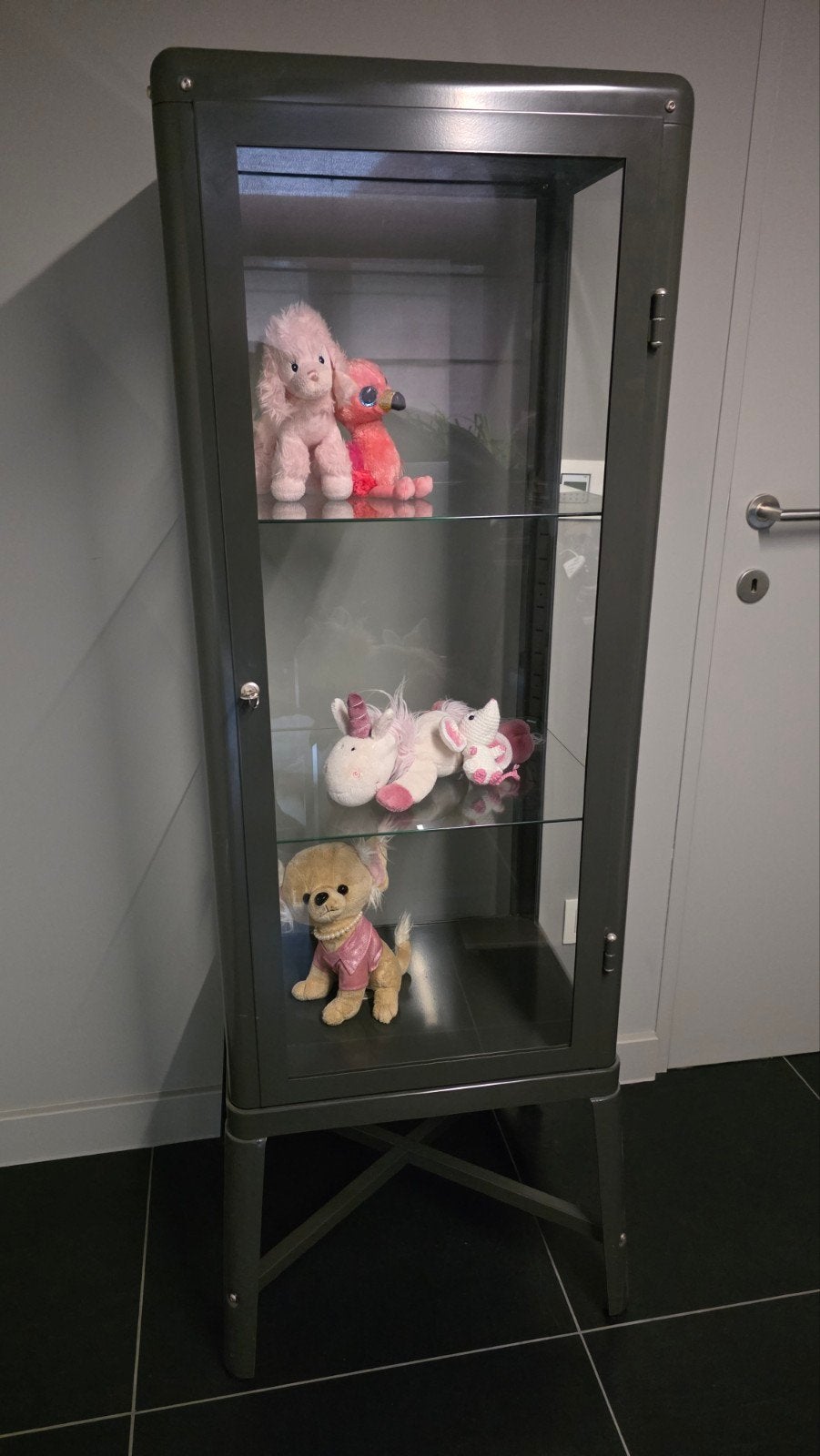 Fabrikor vitrinekast antraciet, Ophalen, Zo goed als nieuw, Glas, 150 tot 200 cm