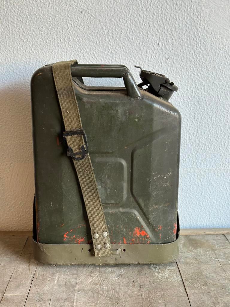 Vintage militaire jerrycan 20L met originele houder, Ophalen of Verzenden