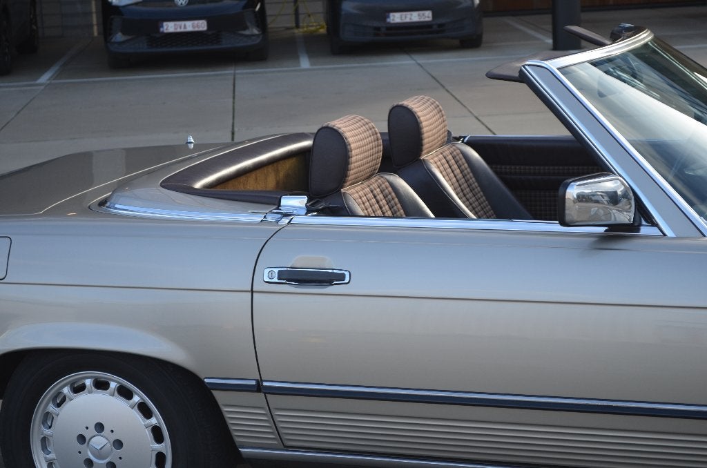 Mercedes 300 SL R107 handgeschakeld, foto 9