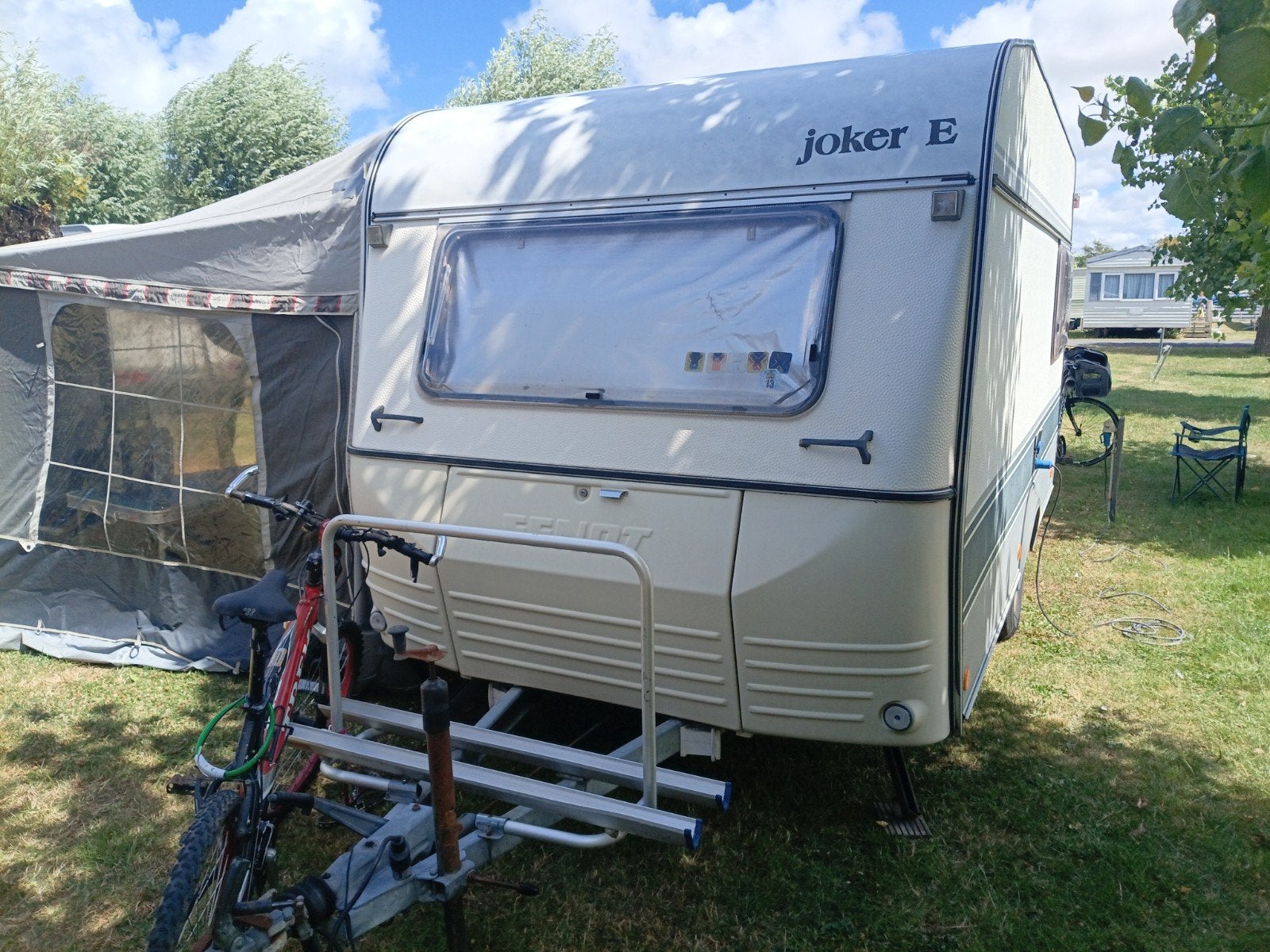 caravan voor jong gezin(1raam gebroken), Dwars-stapelbed, Kleine zit, 750 - 1000 kg, Particulier
