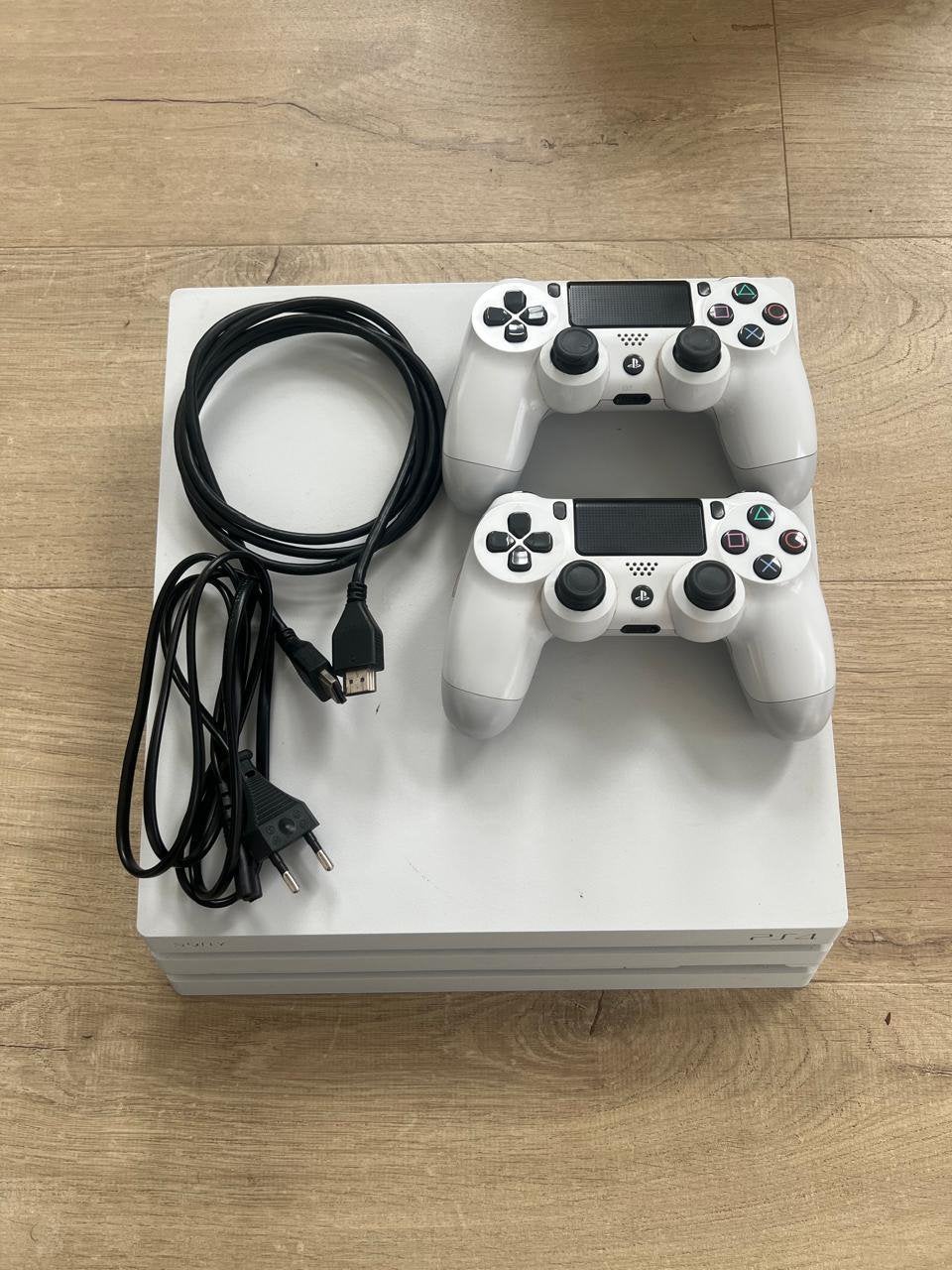 PS4 Pro Wit 1TB + 2 Controllers, Games en Spelcomputers, Ophalen, Gebruikt, Met 2 controllers, 1 TB