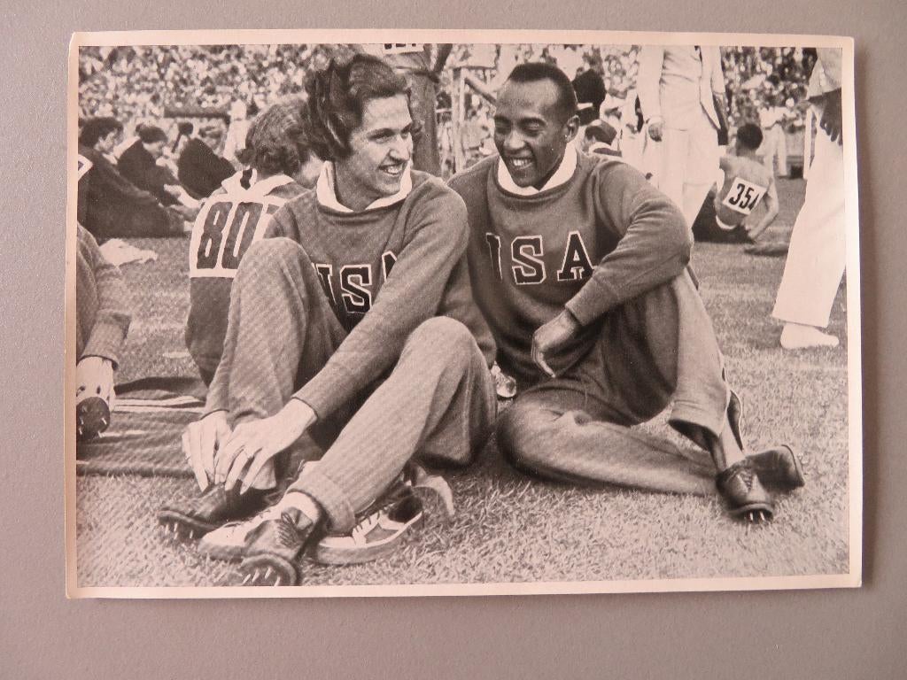 Jesse Owens en Helen Stephens Olympia 1936 card, Ophalen of Verzenden, Zo goed als nieuw, Poster, Plaatje of Sticker