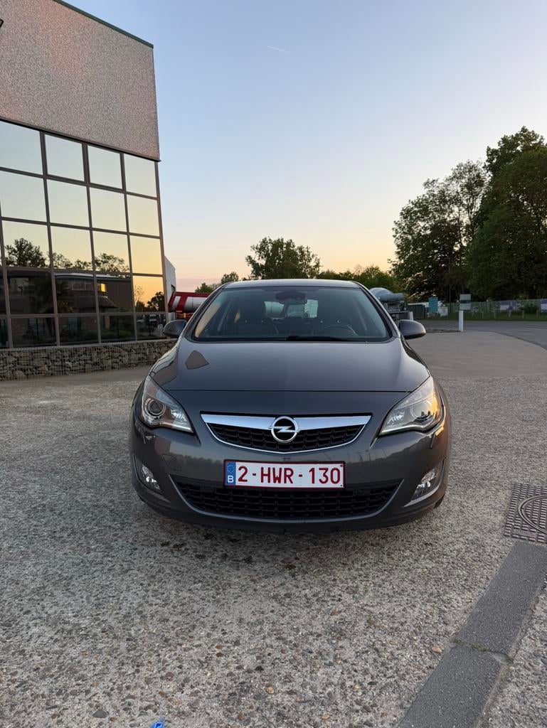 Opel Astra 1.6 turbo Automaat, Auto's, Opel, Euro 5, Zwart, 4 cilinders, Leder