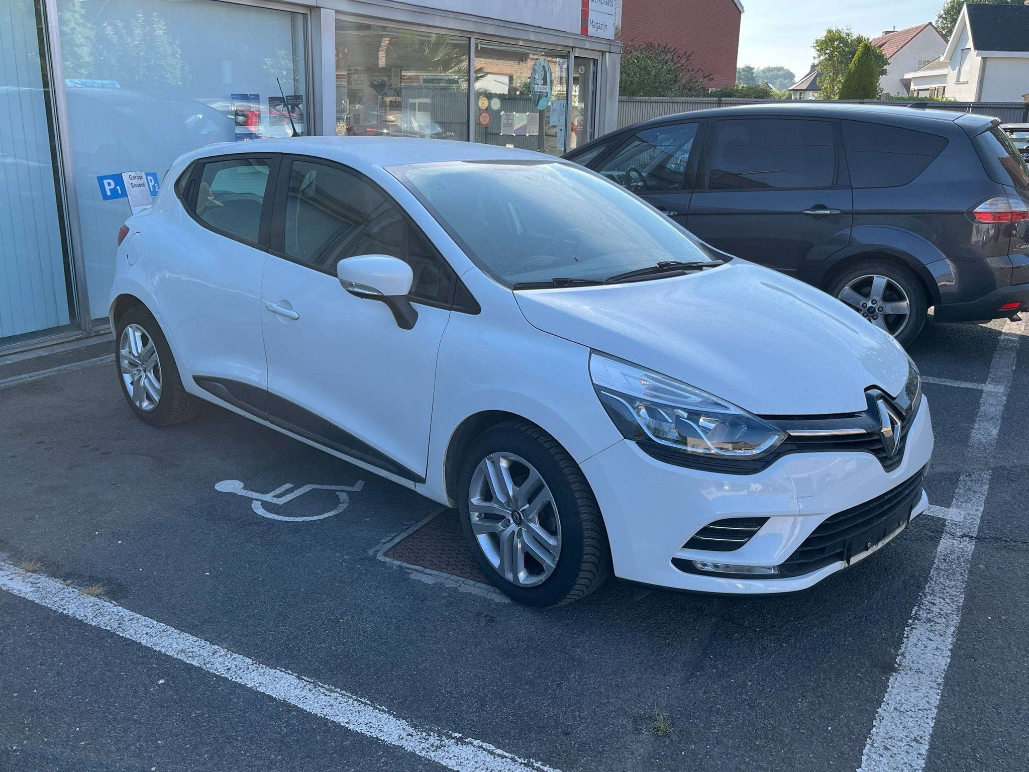 Renault Clio 1.6i On Stage CD, Autos, Renault, Achat, Euro 6, 1165 kg, Tissu