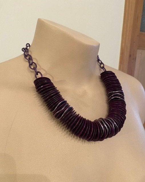 Magnifique collier violet — Nouveau !, Bijoux, Sacs & Beauté, Colliers, Neuf, Autres matériaux, Violet, Enlèvement ou Envoi