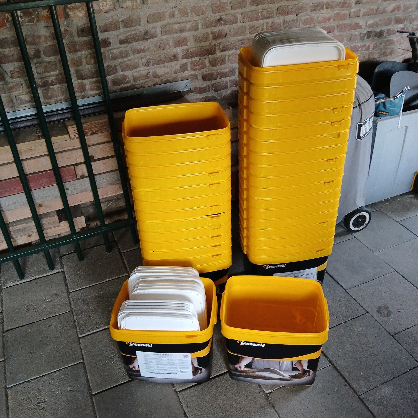 Te koop gele en witte emmers., Ophalen, Gebruikt, Overige materialen