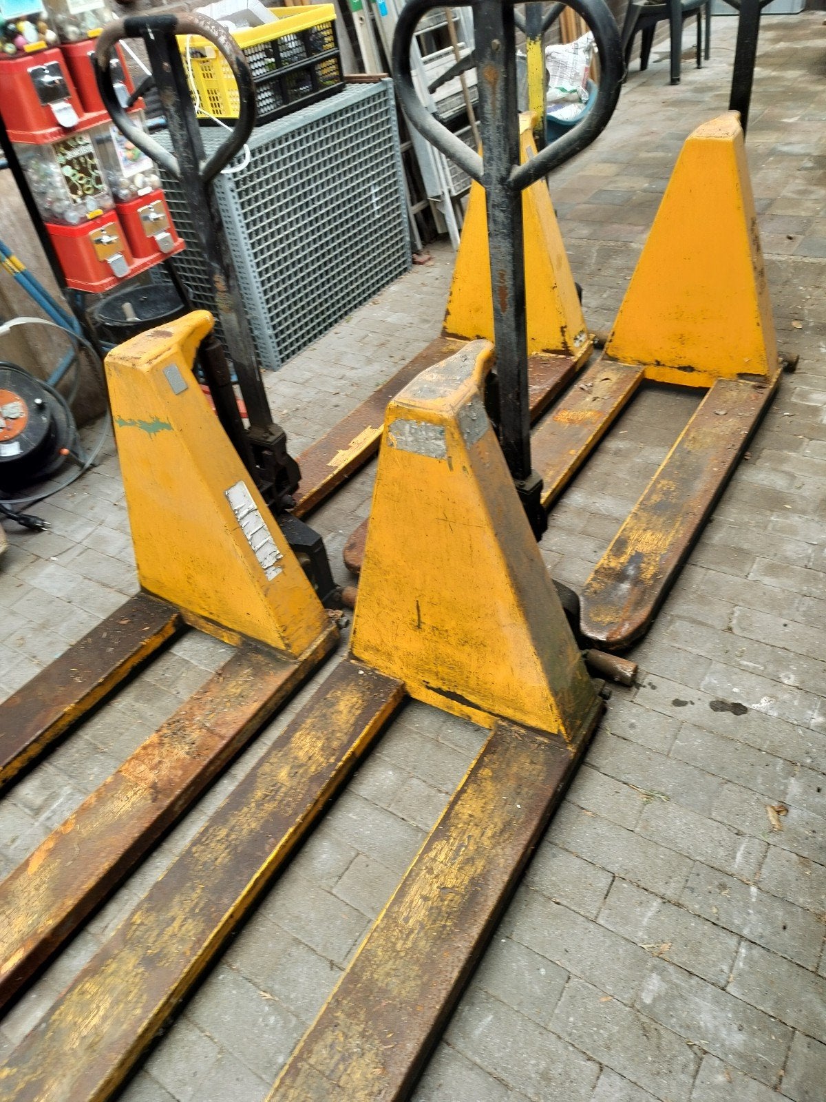 Chariots élévateurs, palettes, camions-pompes, Enlèvement