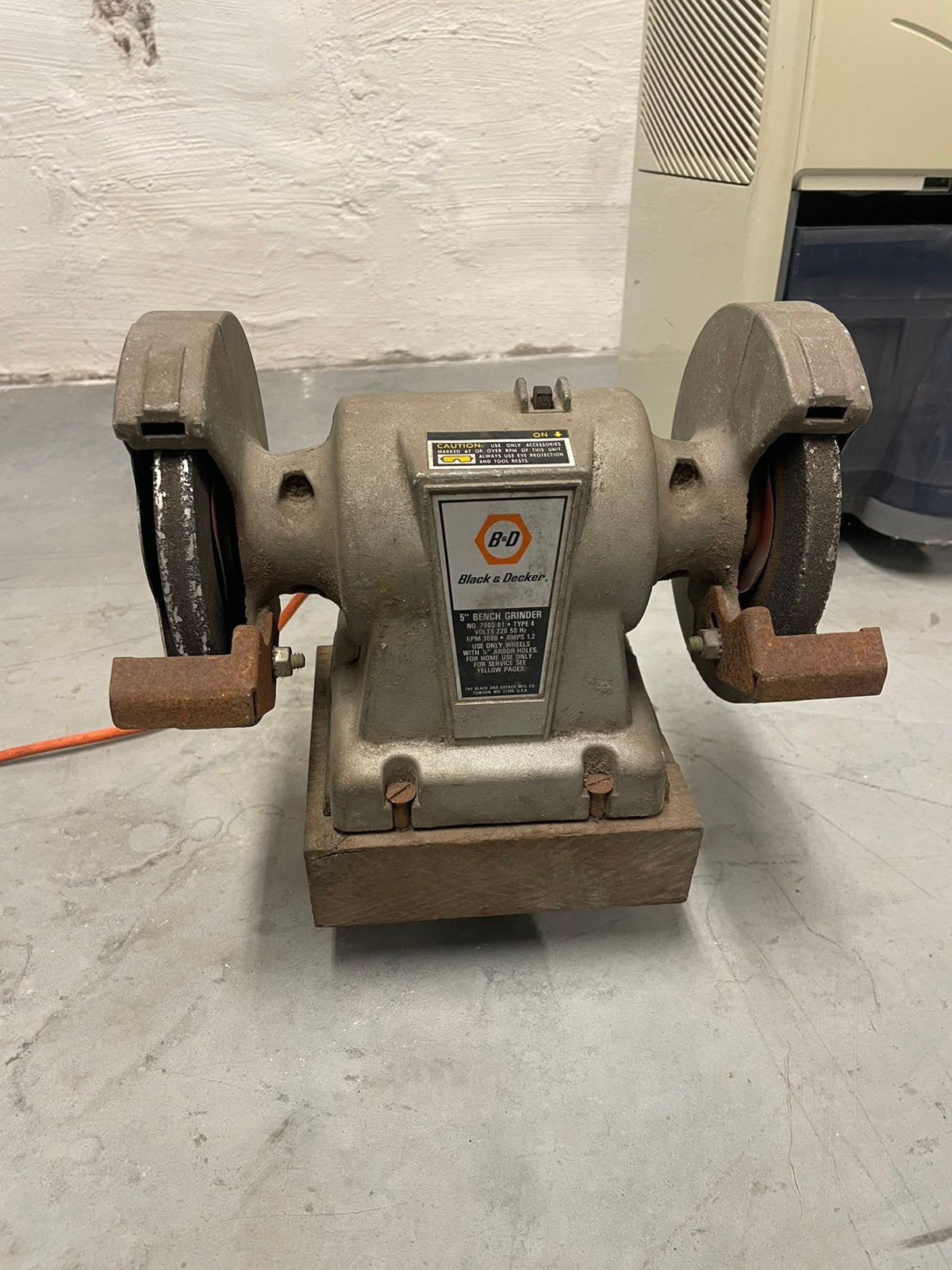 Slijpsteen black & decker bench grinder, Doe-het-zelf en Bouw, Gereedschap | Slijpmachines, Ophalen, Gebruikt, 700 tot 1000 watt