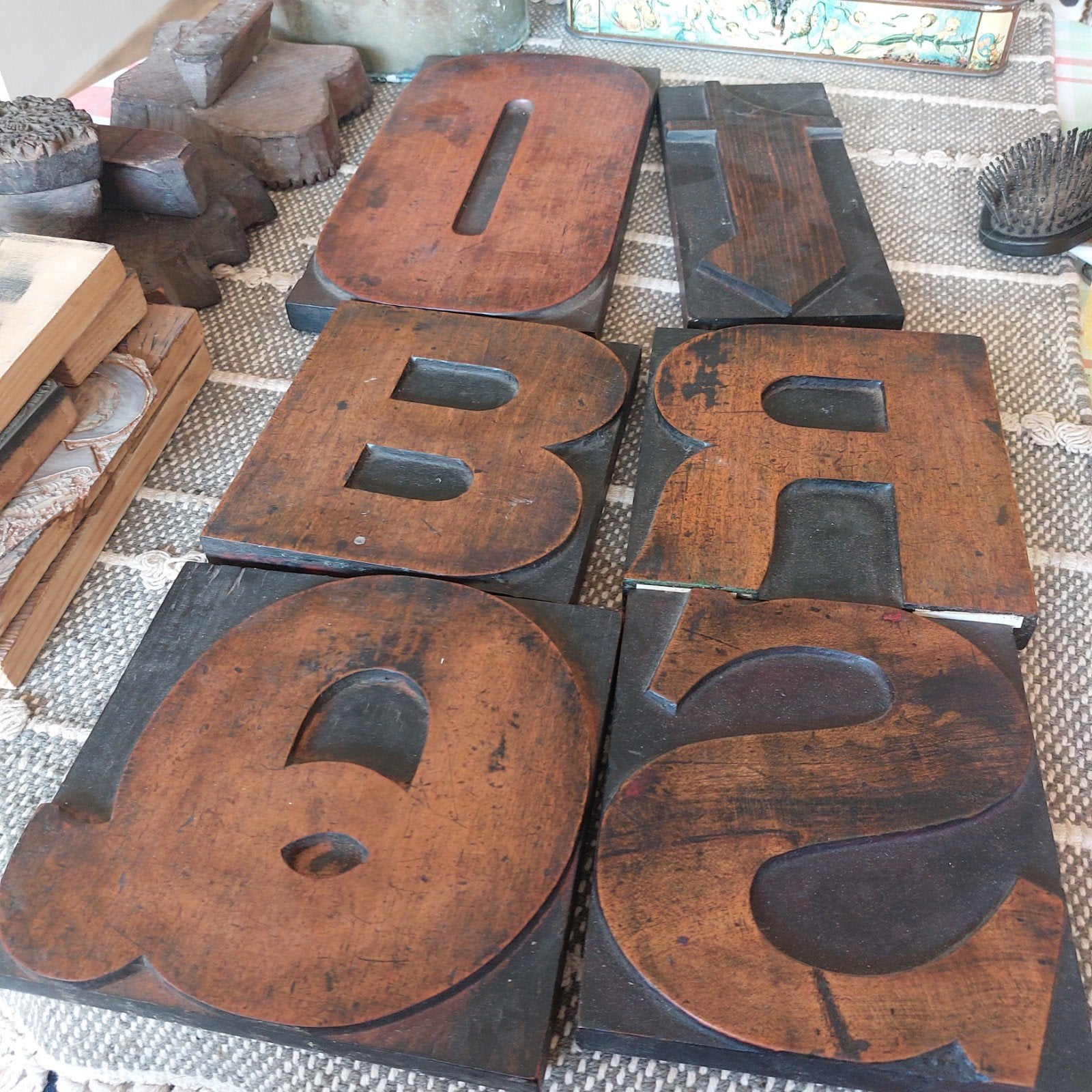 Grote antieke druk letters, Ophalen