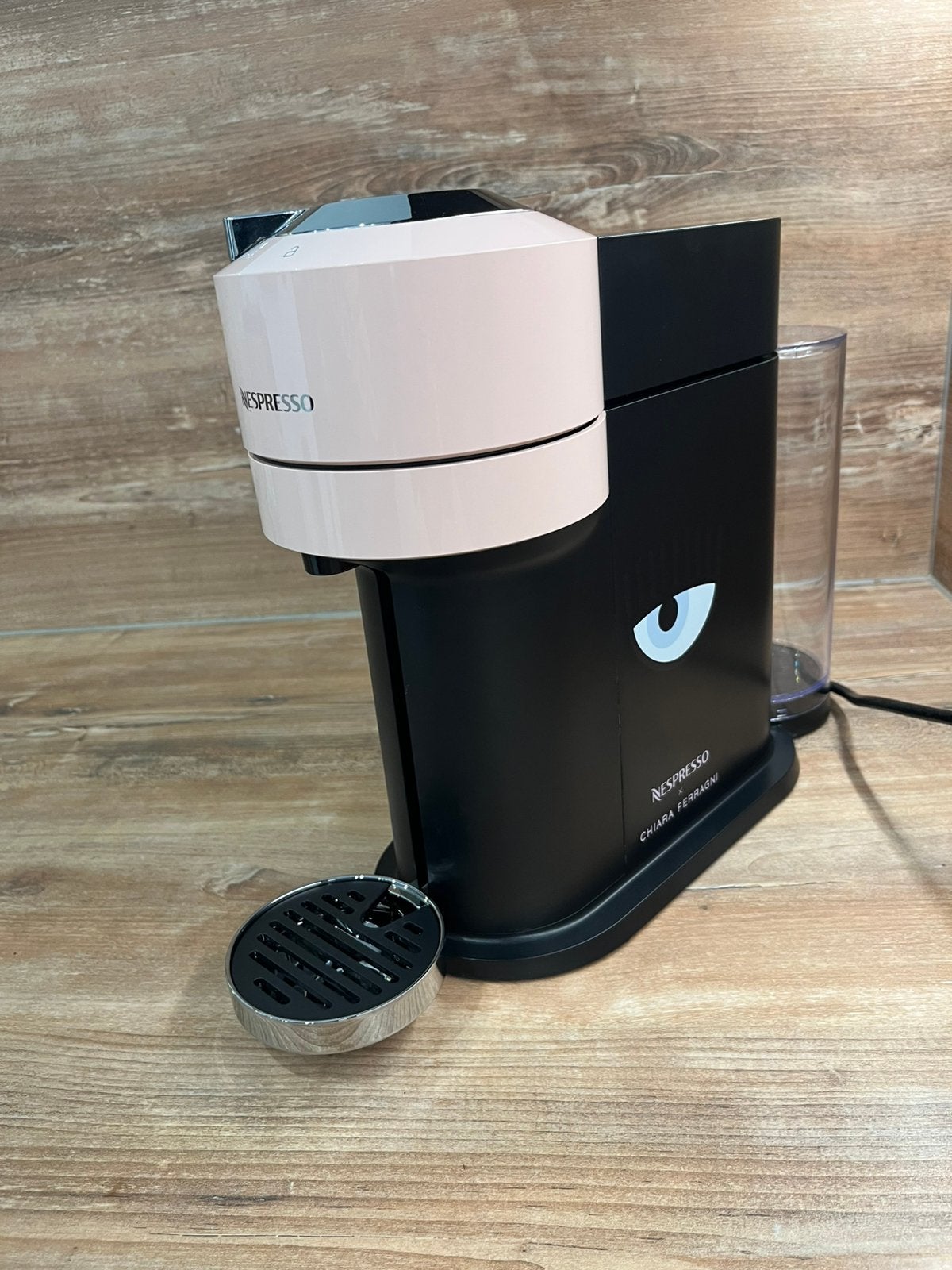 Nespresso Vertuo Pop Chiara Ferragni gelimiteerde editie, Ophalen, Espresso apparaat, Zo goed als nieuw, Koffiepads en cups