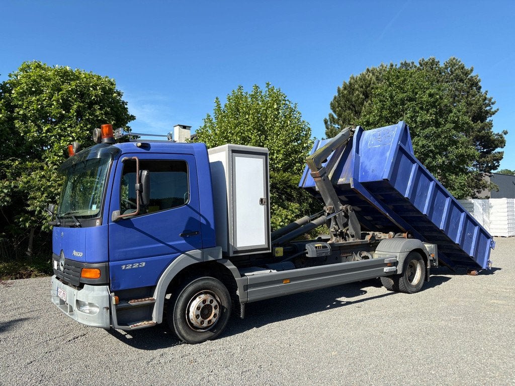 Mercedes-Benz Atego 1223 met container (bj 1999), Achterwielaandrijving, 230 pk, 169 kW, Mercedes-Benz