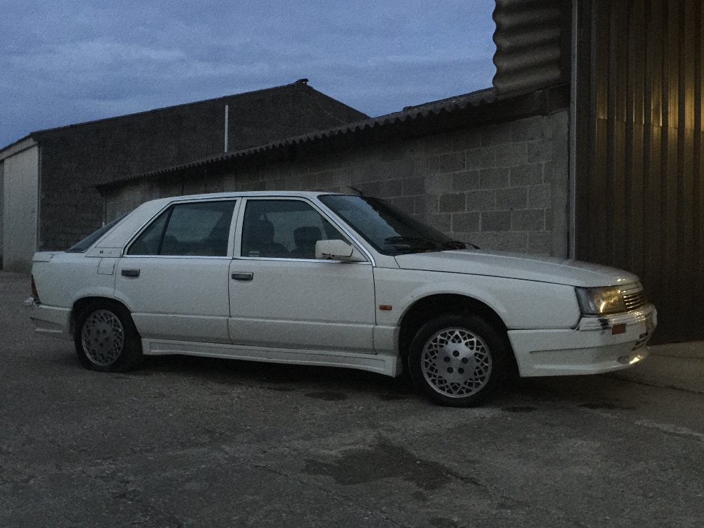 Te koop Renault R25 V6 2.7, Autos, Renault, Particulier, Essence, Hatchback, 4 portes, Boîte manuelle, Blanc, Noir, Cuir, Traction avant